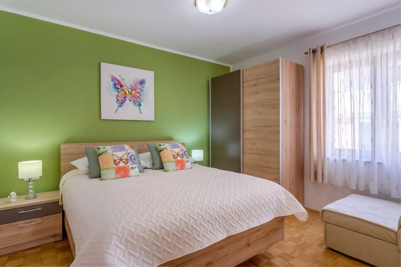 Apartments Eva Cres 0*,