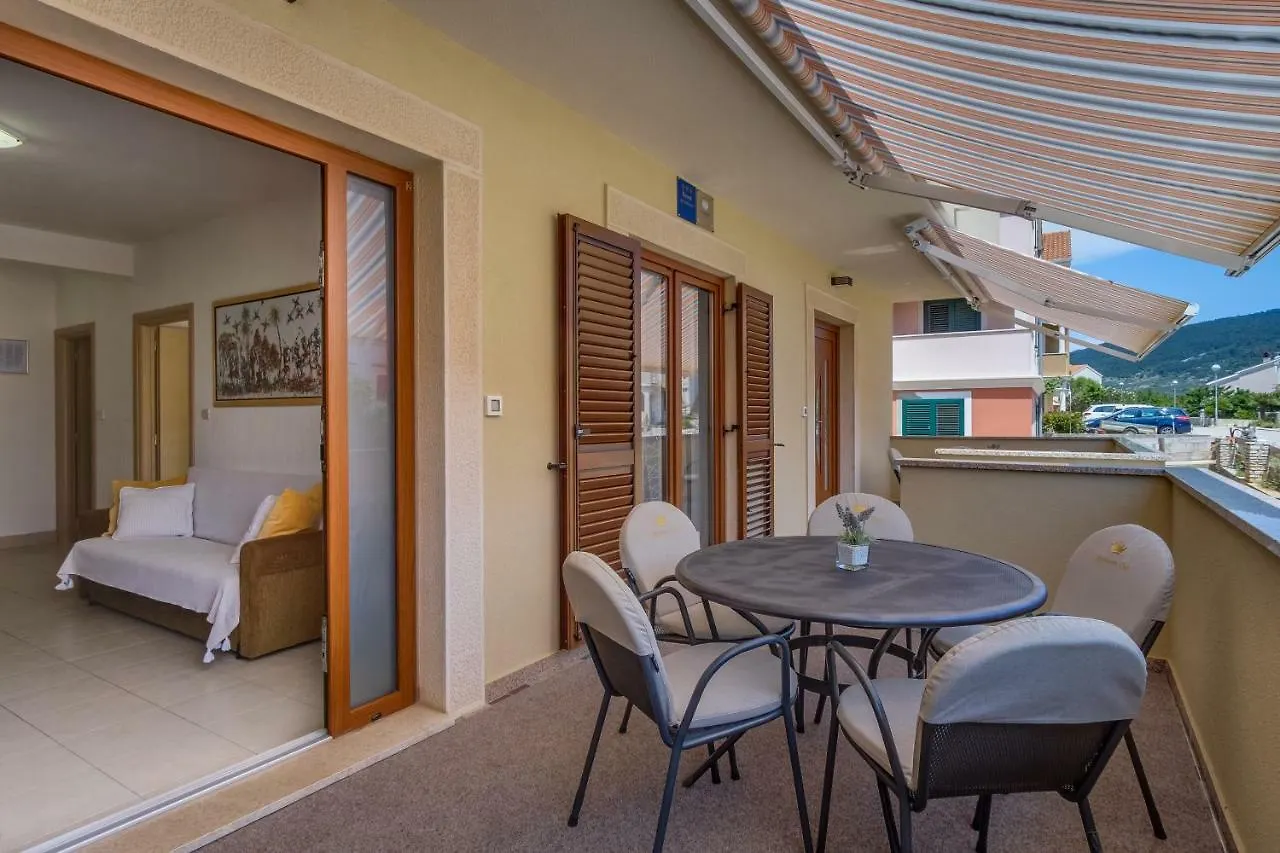 Apartments Eva Cres 0*,  Croatia