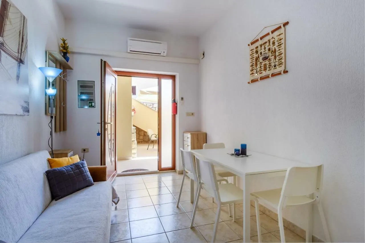 Apartments Eva Cres 0*,